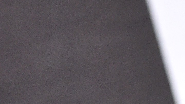 Hailey Bieber combina uno de sus productos de Rhode con la base de maquillaje.