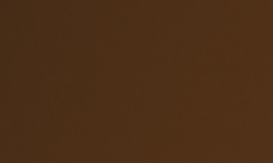 Hombre sosteniendo un vapeador mientras exhala vapor, imagen ilustrativa sobre el uso de cigarrillos electrónicos