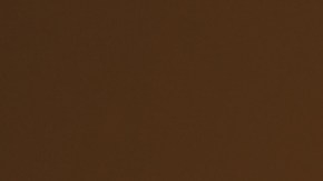 Hombre sosteniendo un vapeador mientras exhala vapor, imagen ilustrativa sobre el uso de cigarrillos electrónicos