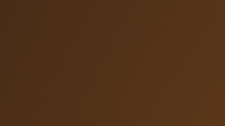 Hombre sosteniendo un vapeador mientras exhala vapor, imagen ilustrativa sobre el uso de cigarrillos electrónicos