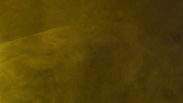 mujer jugando pádel