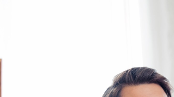 Hermanos jugando jenga